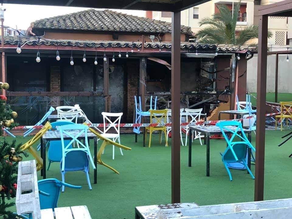 Quartu, paura nella notte a Pitz’e Serra: in fiamme il bar “Flower Park”