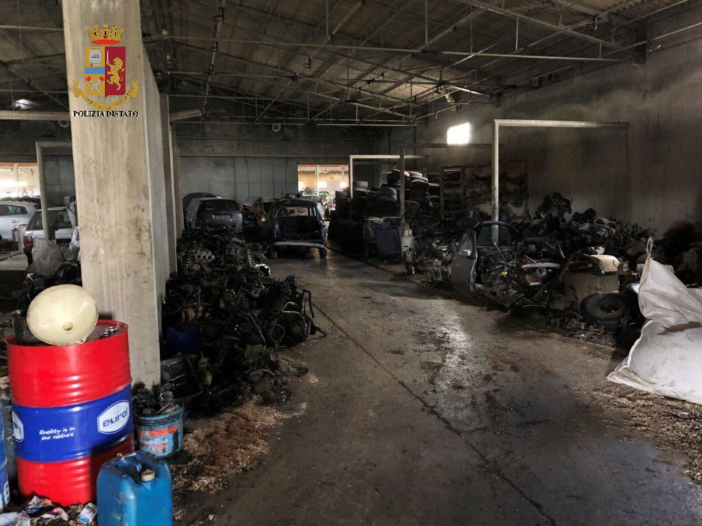 Smaltimento illegale di autoveicoli, arresti domiciliari per un autodemolitore a Oristano