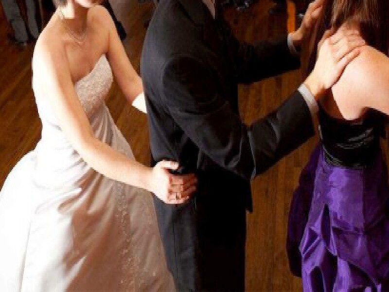 Cento invitati in un circolo per un matrimonio di extracomunitari in Sardegna, blitz della polizia: molti senza mascherina