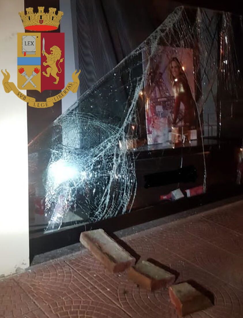 Spaccano la vetrina ed entrano in una profumeria: due arresti a Carbonia