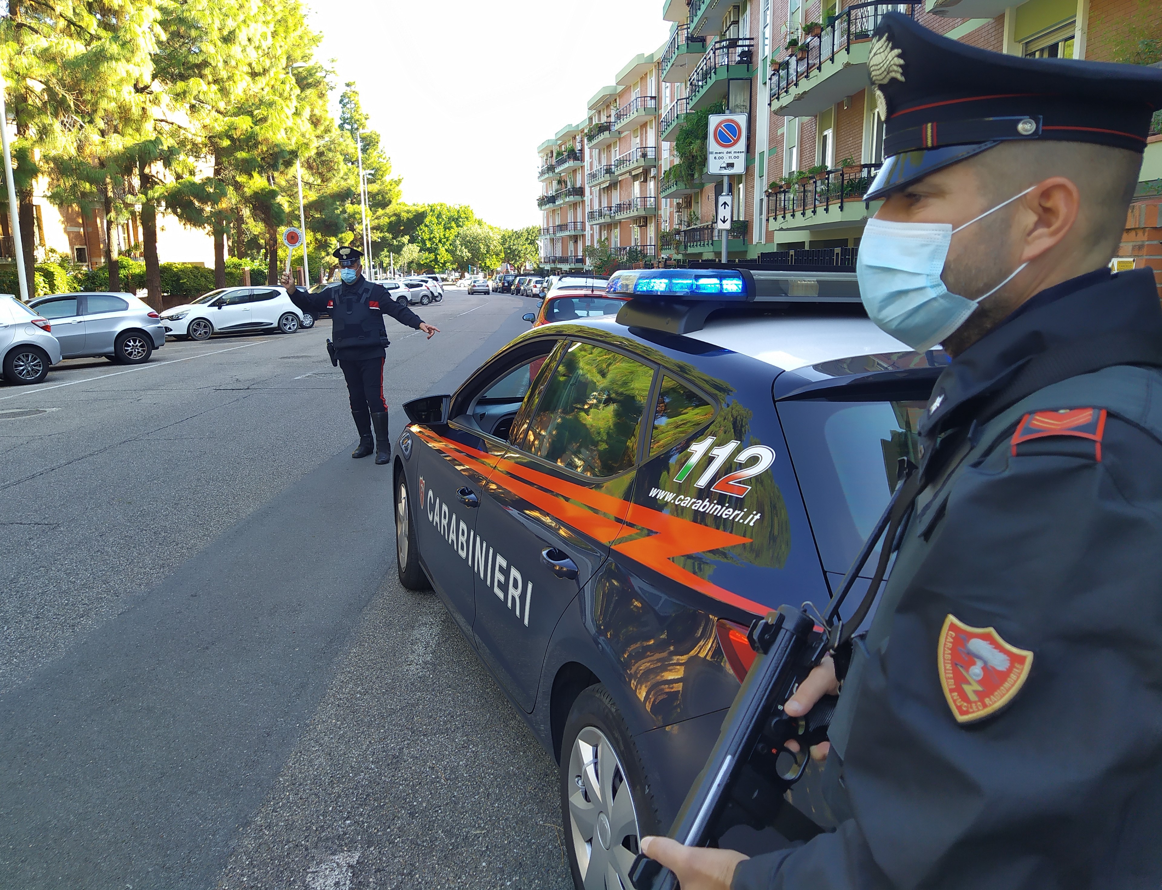 Teulada, alla guida sotto l’effetto di droghe causa un incidente con feriti: operaio denunciato