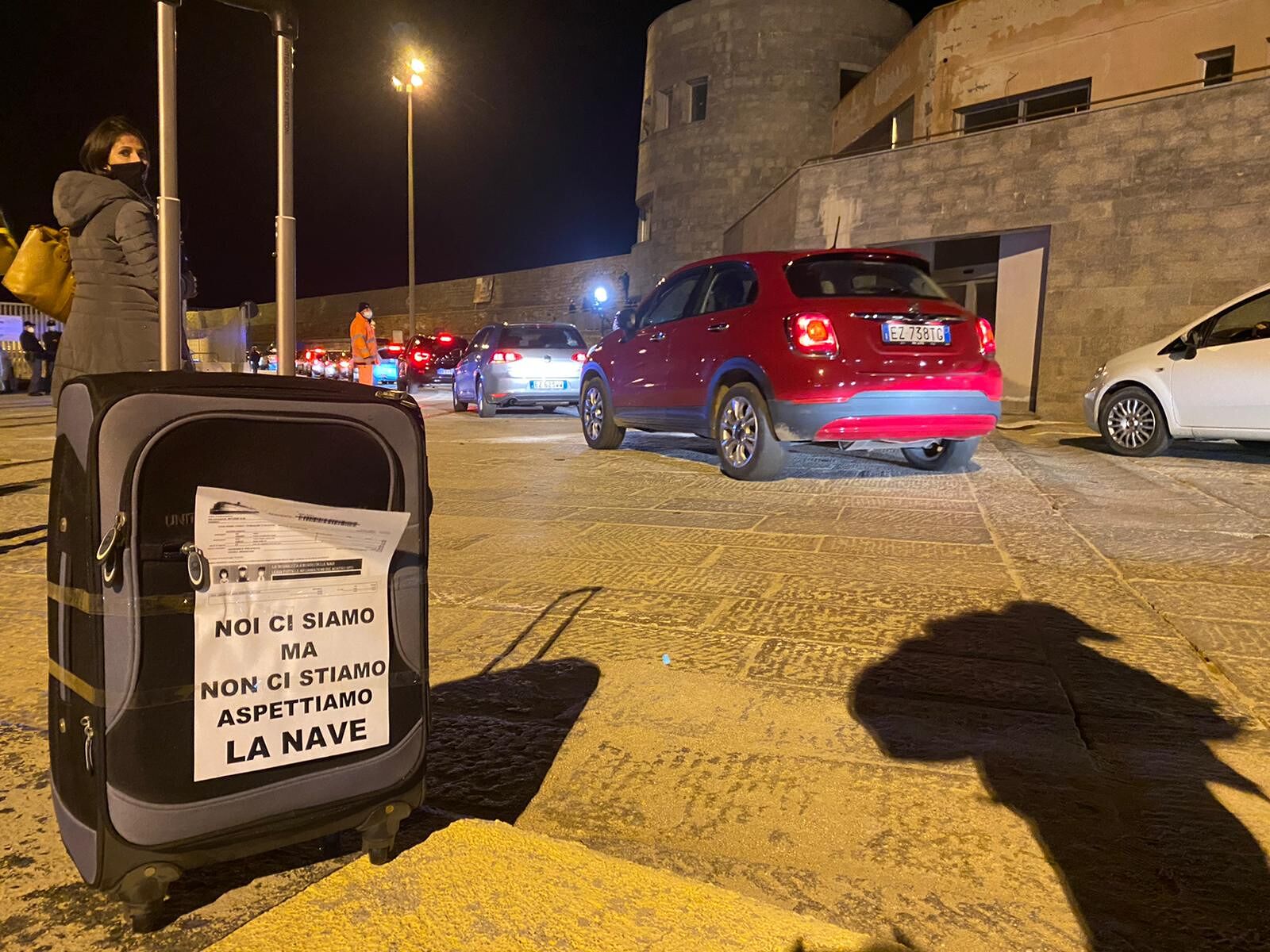 Maxi protesta al porto di Arbatax contro Tirrenia: “Noi ci siamo, aspettiamo la nave”