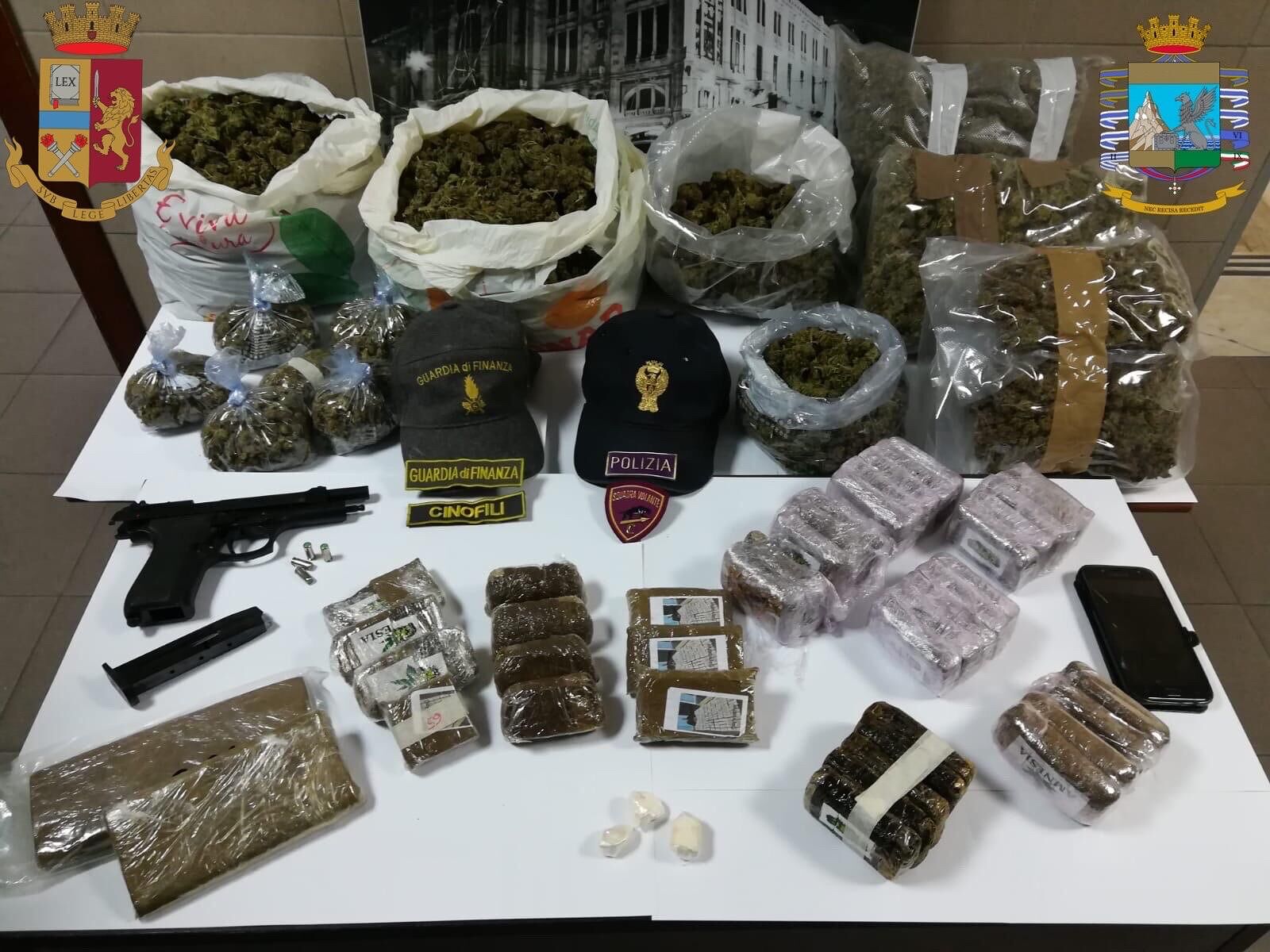 Pirri, nasconde in casa più di 8 kg tra hashish e marijuana e una pistola: 51enne in manette