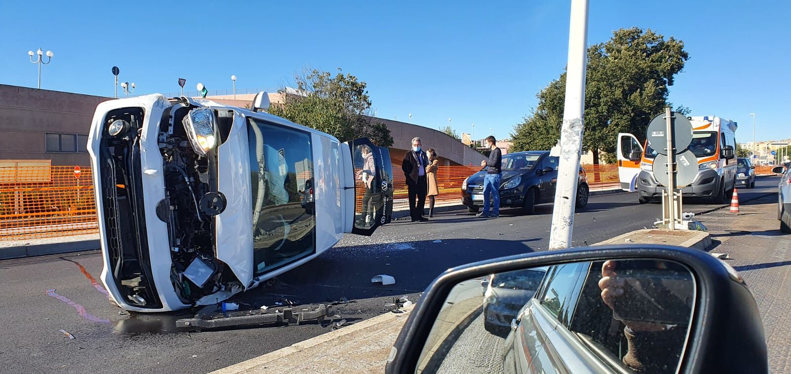 Cagliari, pauroso incidente in via Pisano: auto ribaltata, ci sono feriti