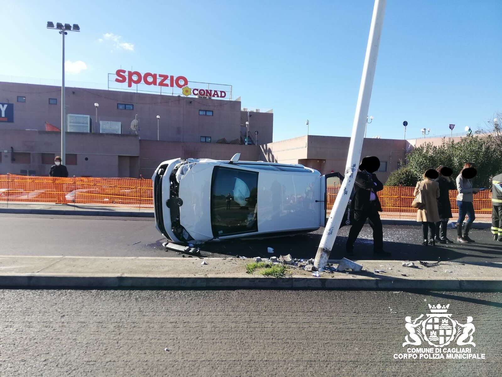 Pauroso incidente a Cagliari, 28enne alla guida colpisce un’altra auto e si schianta contro un palo