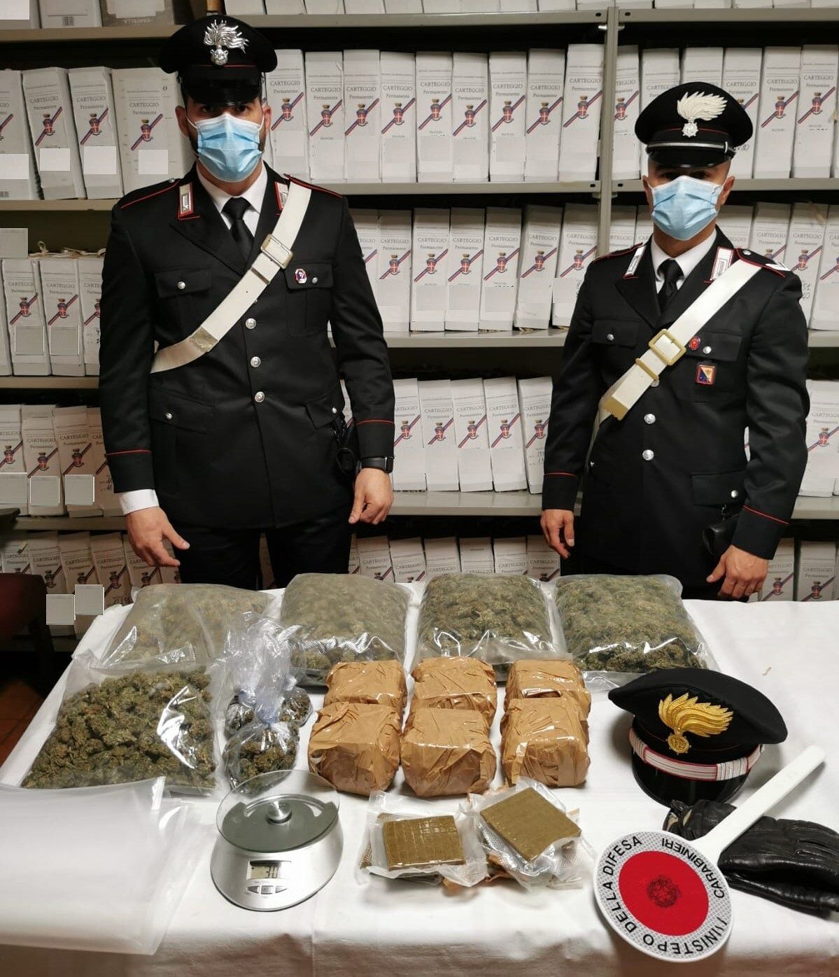 Cagliari, sequestrati 2 kg di marijuana e 4 di hashish: 55enne in carcere