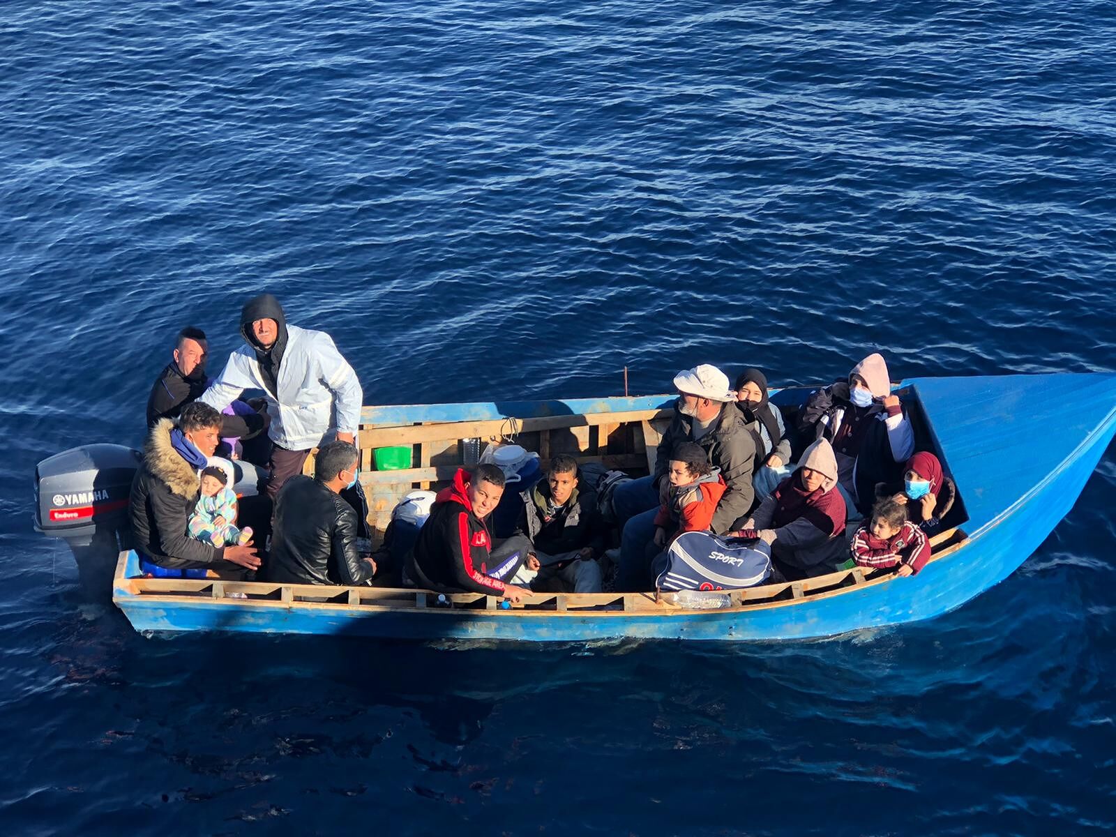 Tre barchini con 59 migranti arrivati in poche ore in Sardegna: a bordo anche 7 bambini