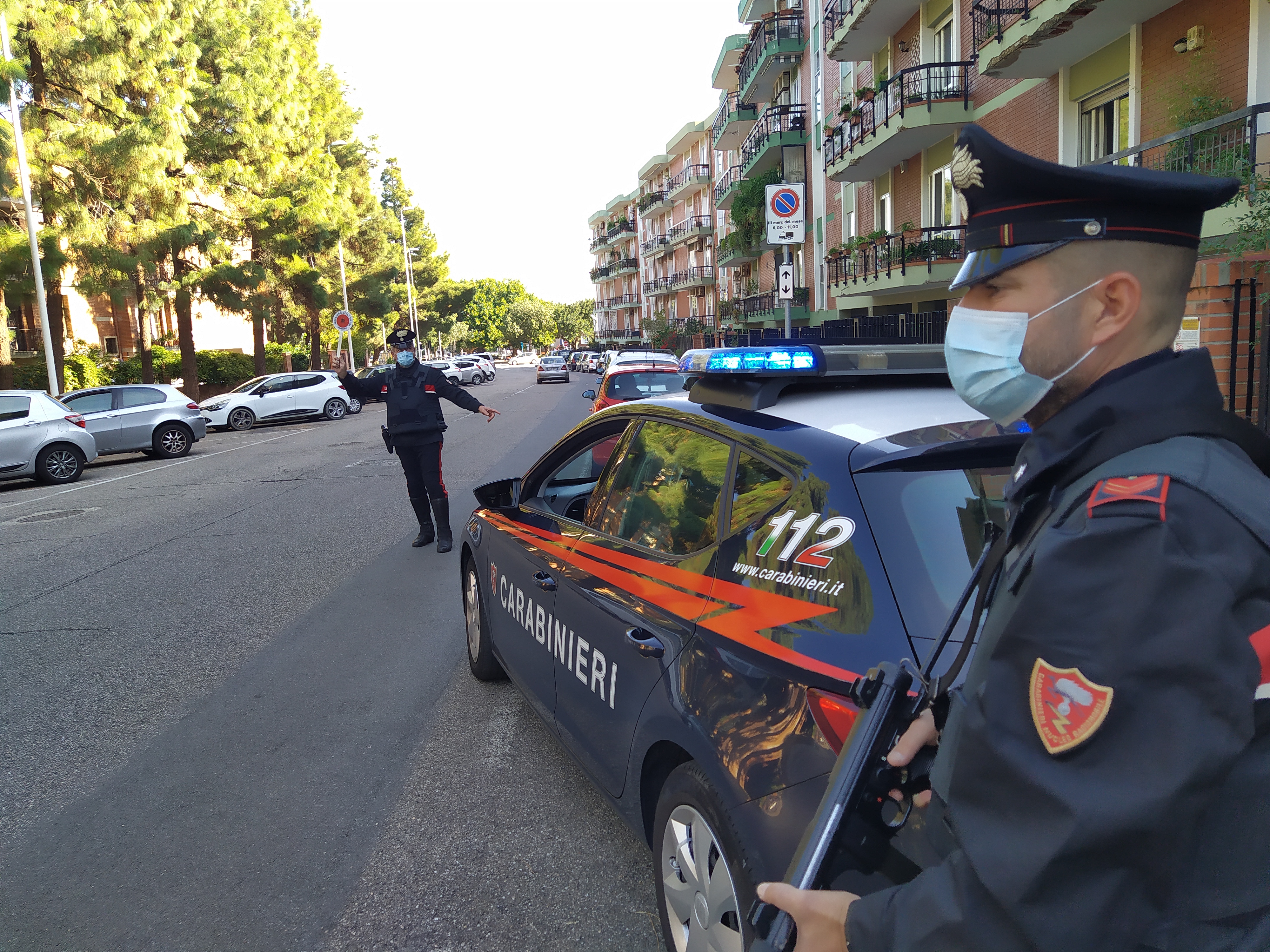 Cagliari, munito di coltello prende a calci il portoncino di un’abitazione: denunciato un senzatetto