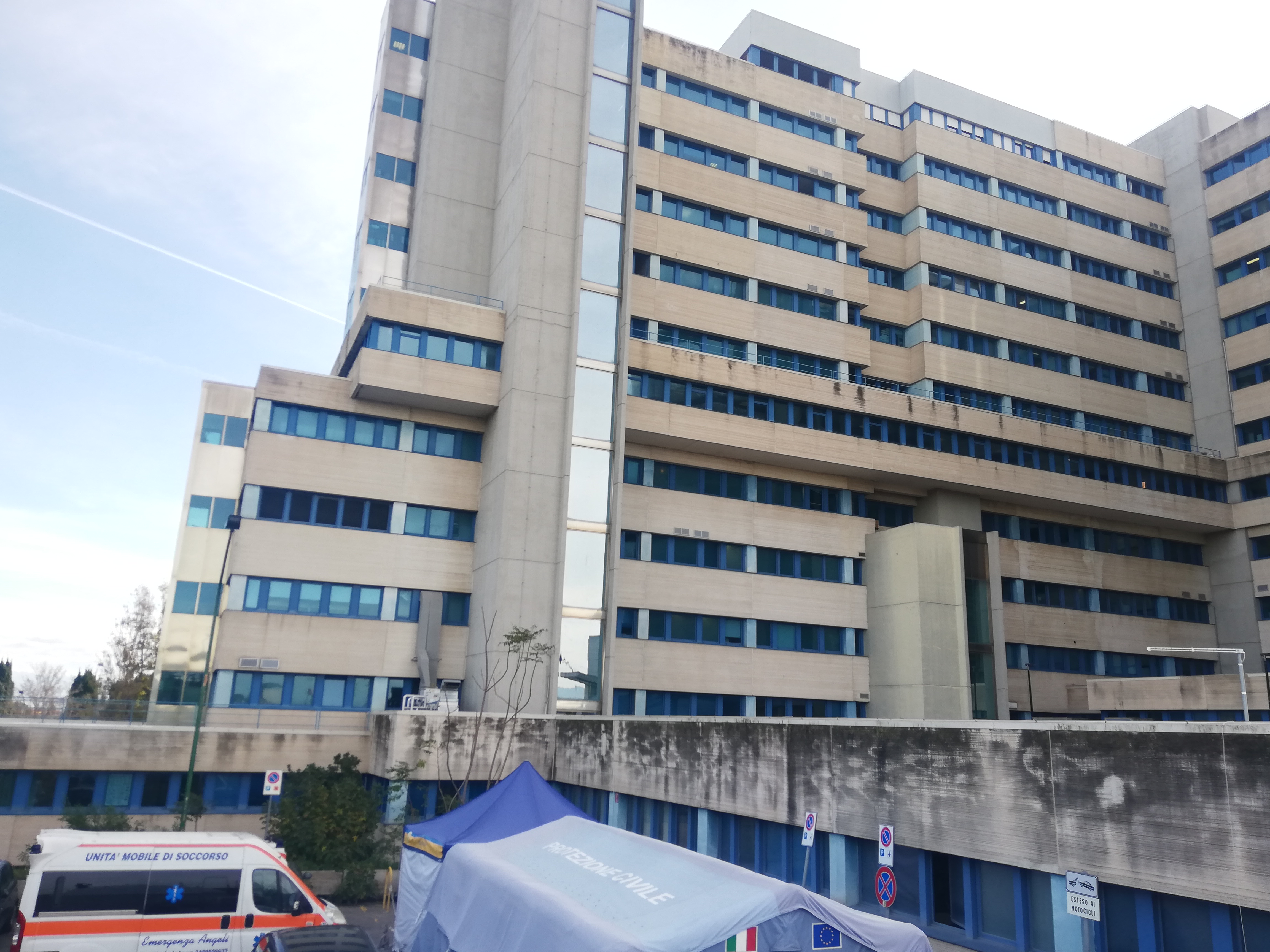 Virus, 11 positivi al Brotzu in attesa di trasferimento: uno è intubato nel reparto Covid