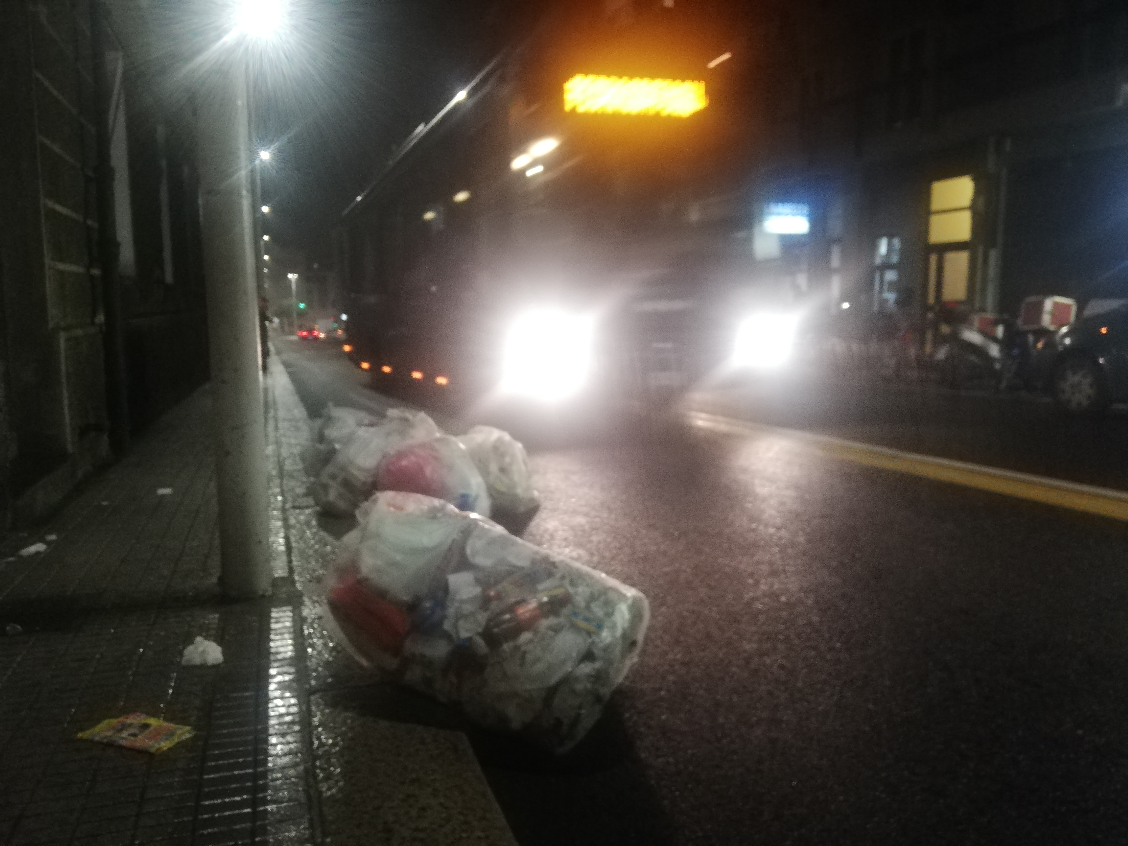 Incivili scatenati a Cagliari, rifiuti abbandonati nella corsia dei bus: multa in vista