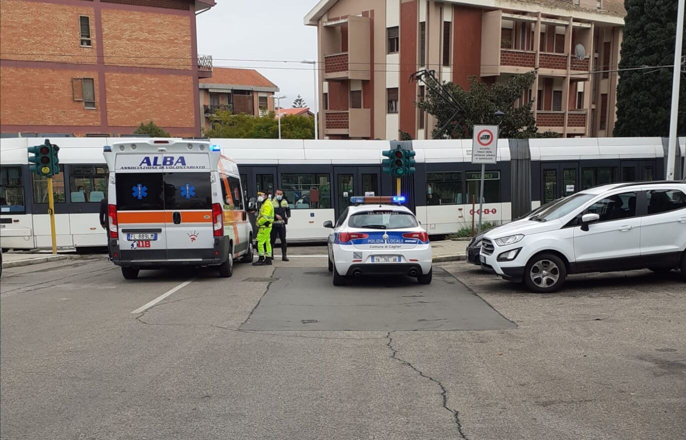 Cagliari, paura a Genneruxi: 77enne cade mentre sta passando il tram