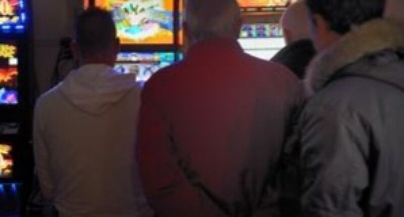 Bar aperto dopo le 18 e clienti che giocano ai videopoker irregolari, multa da infarto a un barista di Serramanna