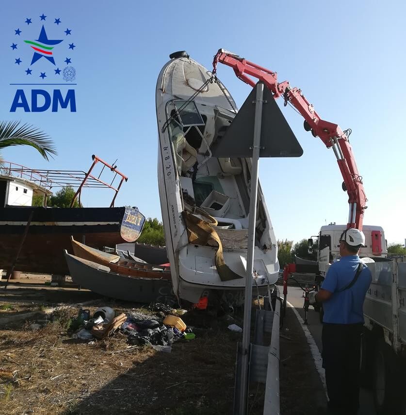 Cagliari, distrutti al porto 10 barchini utilizzati dagli scafisti per far arrivare i migranti