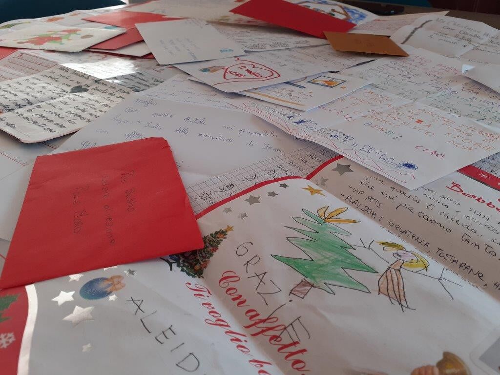 “Babbo Natale, come stai? Manda via il coronavirus” le dolcissime lettere dei bimbi sardi