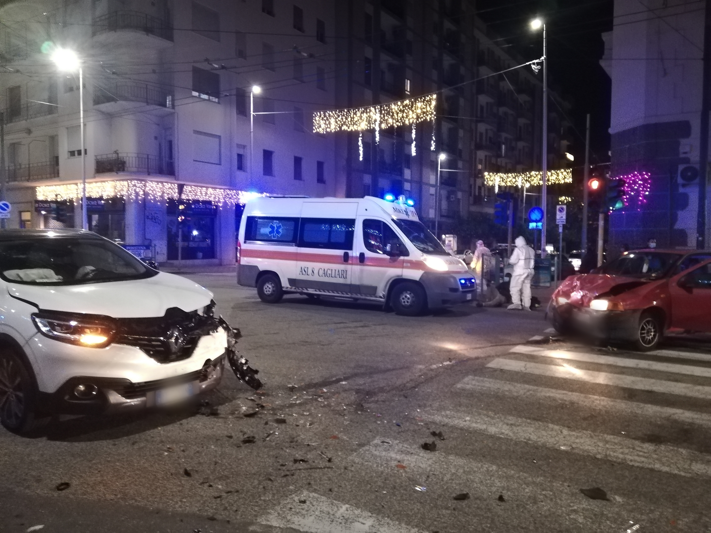 Cagliari, violento schianto frontale con feriti in via San Benedetto: 3 ambulanze e polizia sul posto
