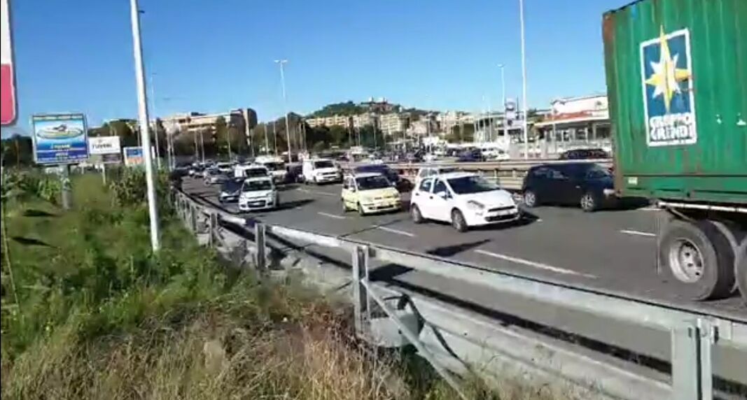 Cagliari, l’Asse Mediano è una bolgia: tappi e code dal Cep alla rotonda per Pirri (VIDEO)