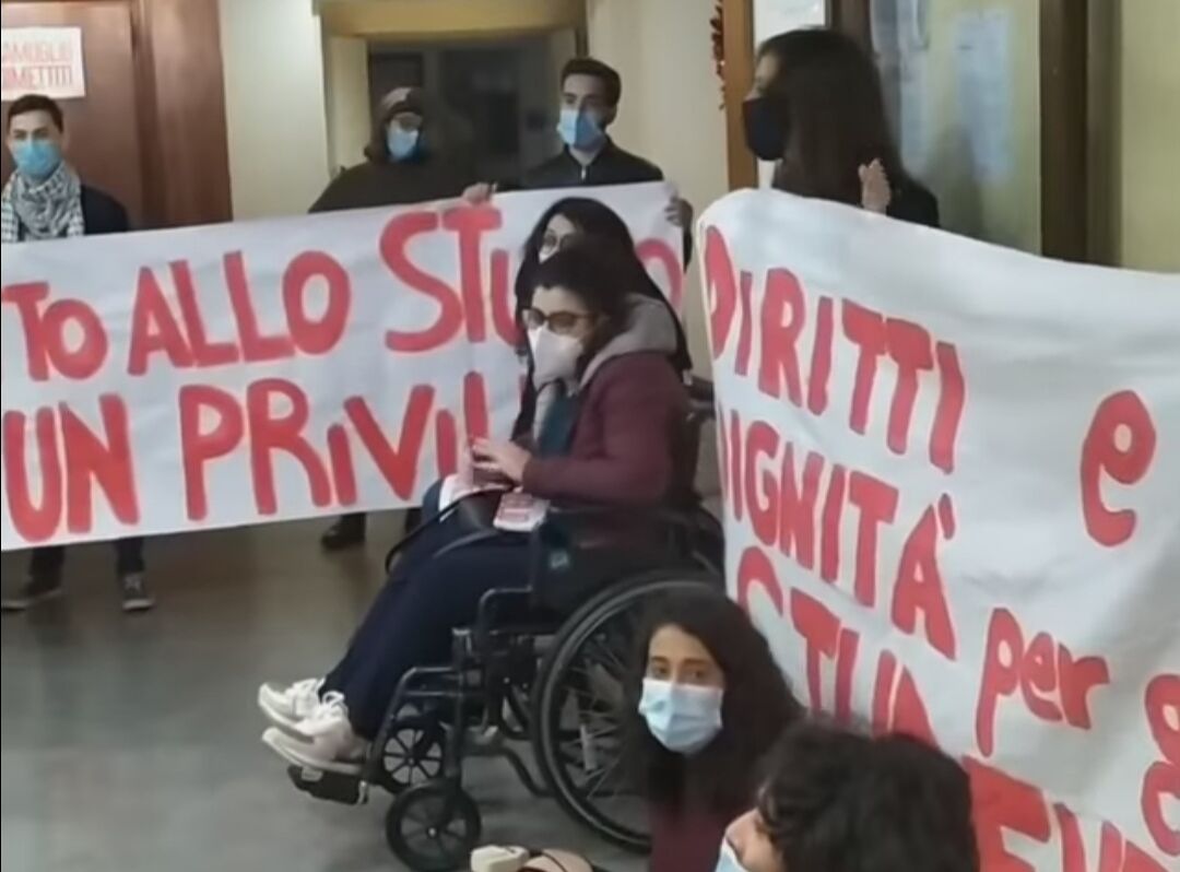 Cagliari, gli universitari fuori sede “occupano” l’Ersu: protesta per i soldi degli alloggi