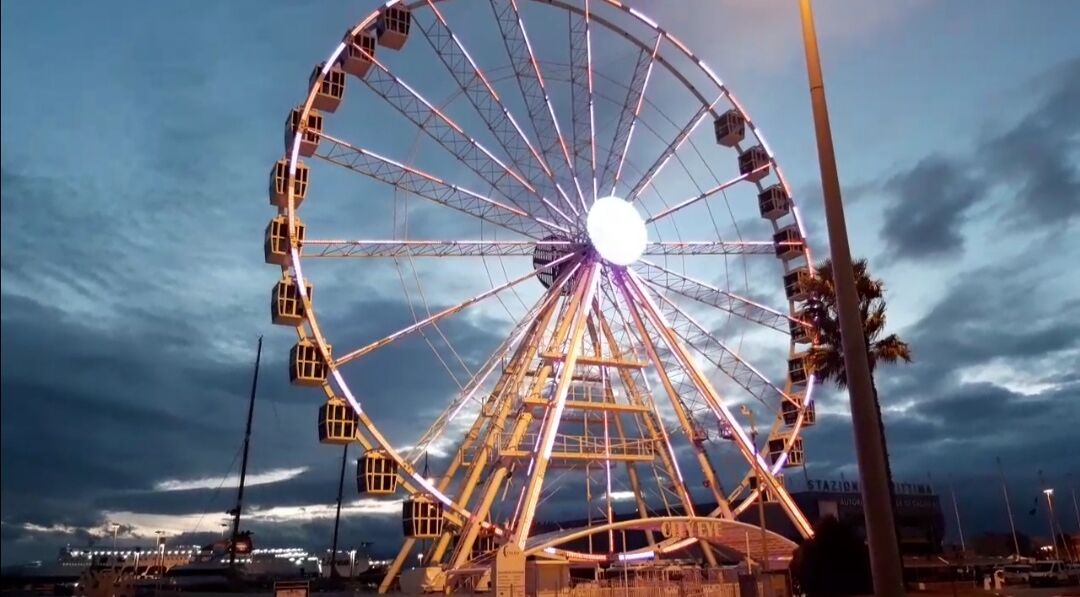 Cagliari, promessa mantenuta: la maxi ruota panoramica accende le luci per “salutare” il Natale