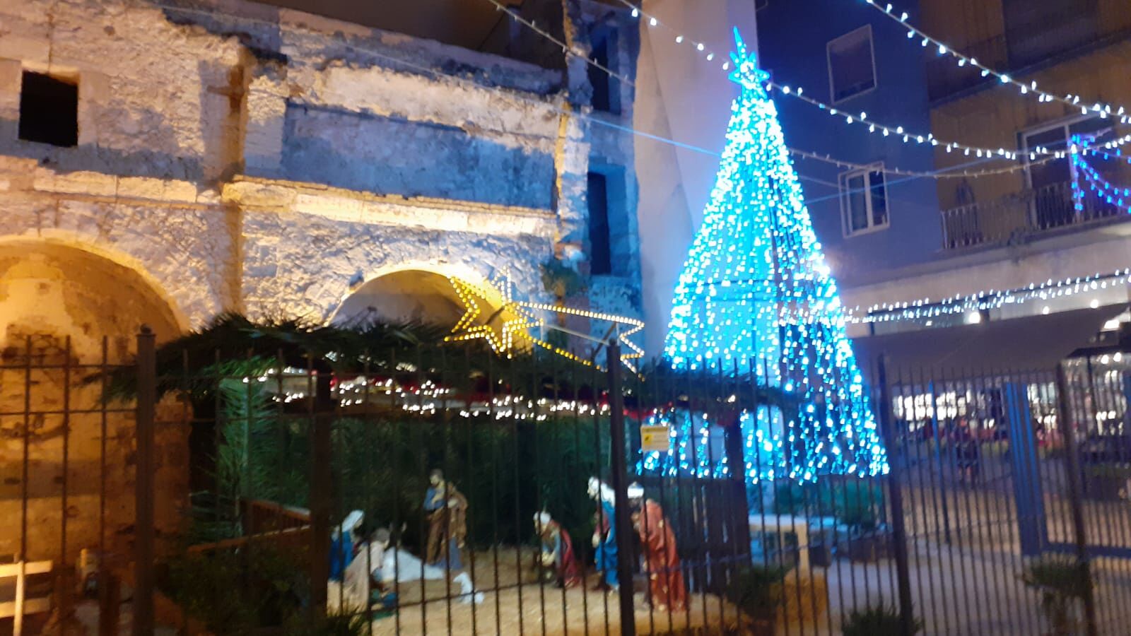 Cagliari, il buon cuore dei commercianti in crisi: albero e mega presepe per aiutare i bisognosi