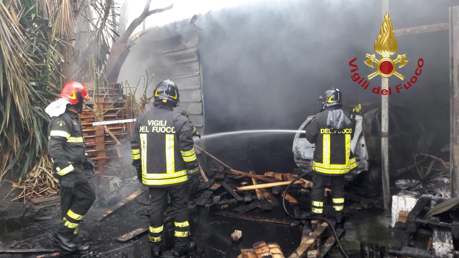 Casolare in fiamme a Sestu, il fuoco fa esplodere contenitori di olio: grande lavoro per i pompieri