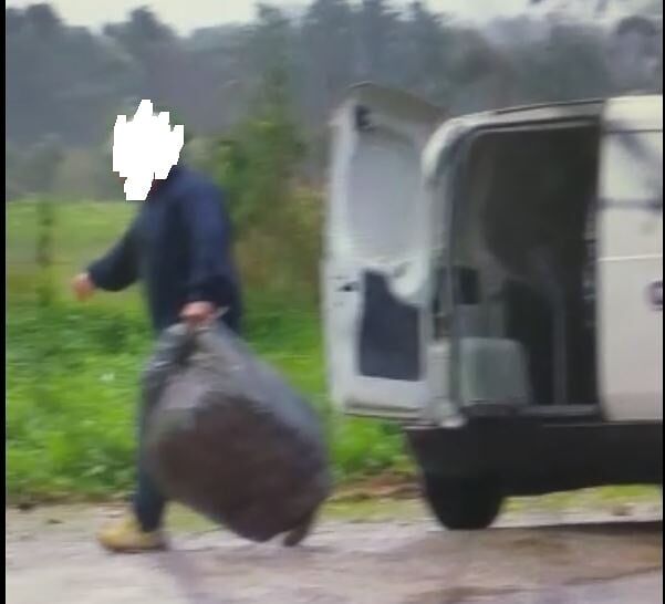 Rifiuti in strada, cafoni beccati dalle telecamere a Iglesias: multe da 600 euro