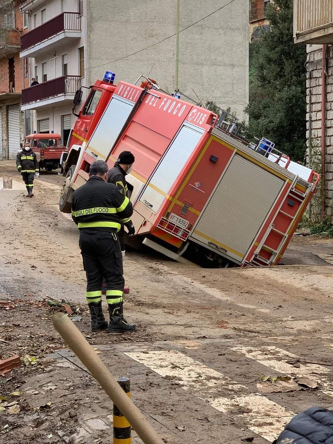 Paura a Bitti, camion dei Vigili del fuoco finisce dentro una maxi buca