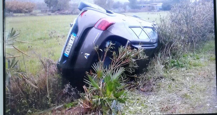 Iglesias, la Dacia si ribalta sulla strada per Barega: estratta la conducente, trasportata in ospedale