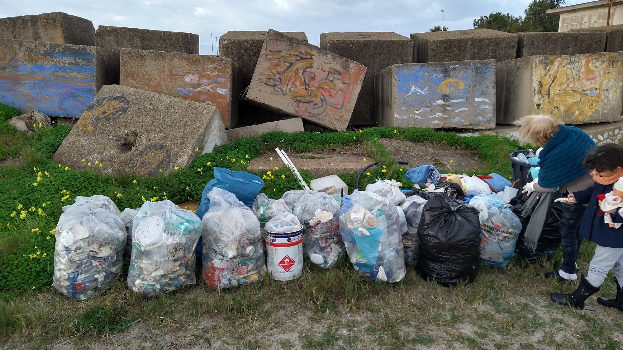 Cagliari, “caddozzi” scatenati a Giorgino: una discarica di plastica in spiaggia