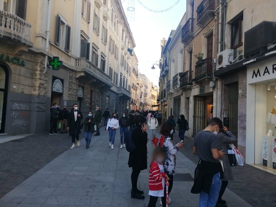 Cagliari, folla nelle vie dello shopping prima del lockdown: da domani scatta la zona rossa