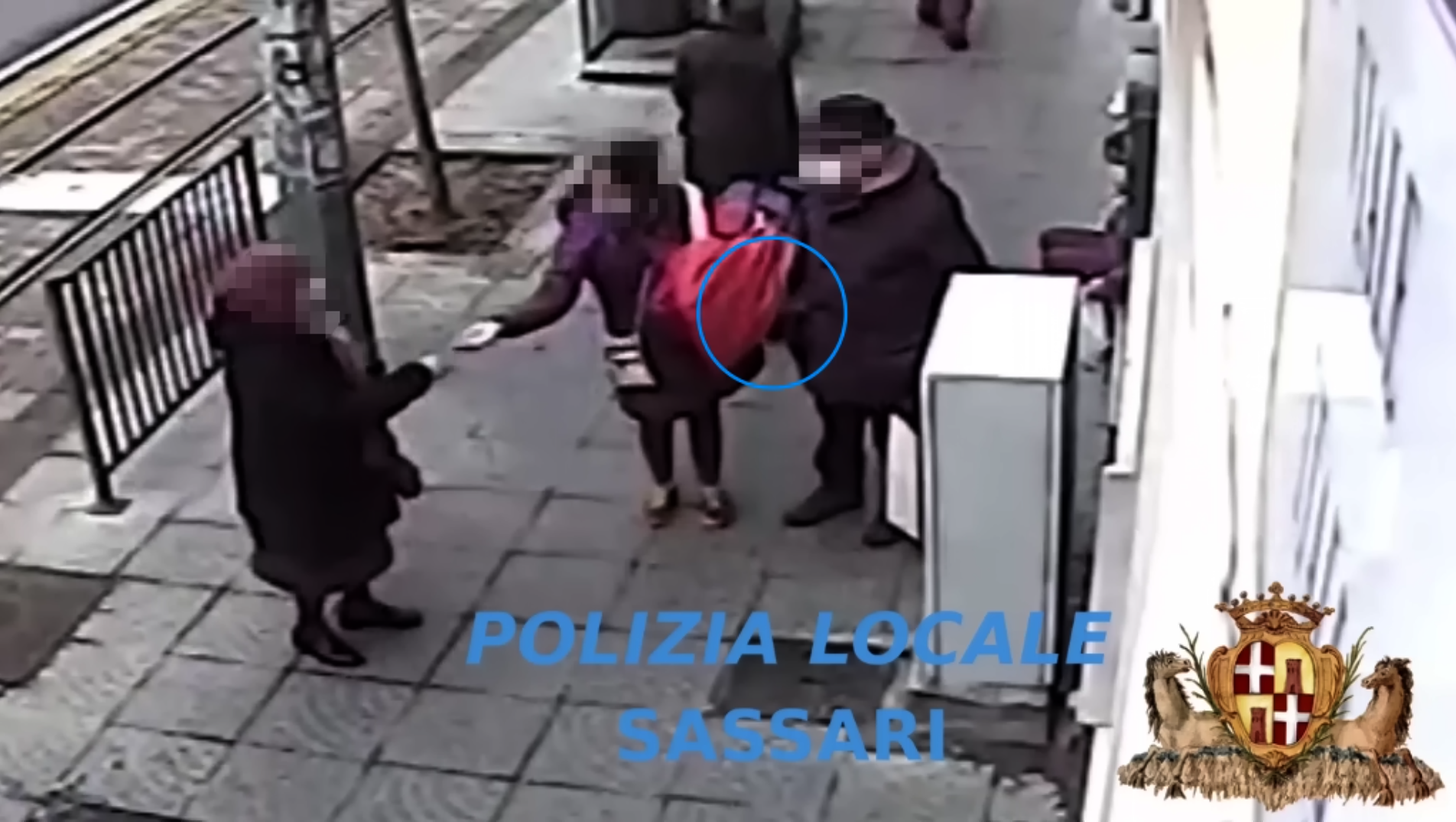 Sassari, ruba agli anziani fingendo di avere le mani occupate: denunciata dalla Polizia locale