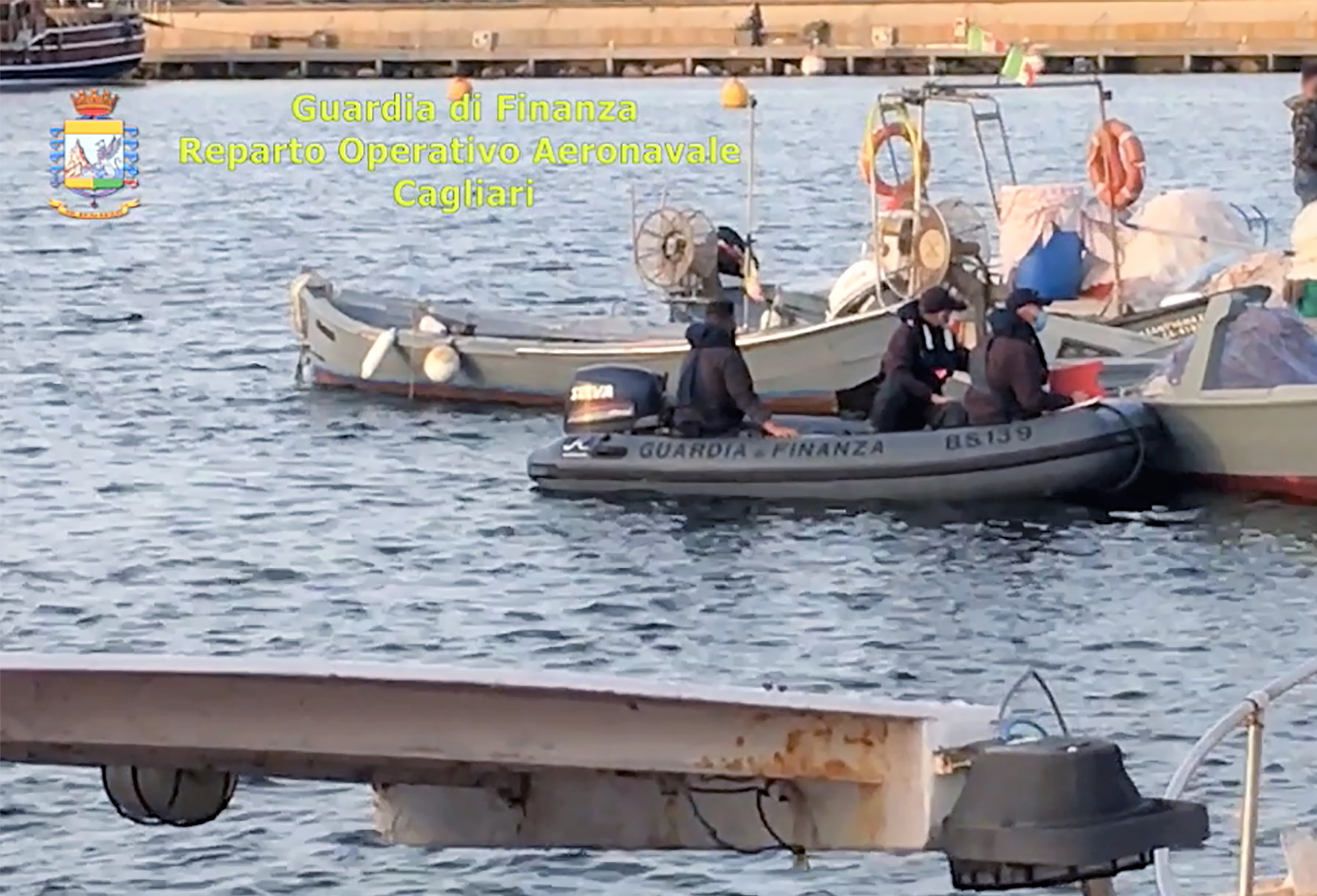 False buste paga, barche abbandonate e documenti falsi: la truffa degli indennizzi Nato scoperta dalla Finanza a Teulada