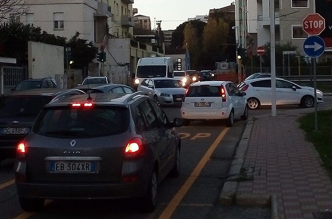 La rivoluzione di viale Marconi partita oggi a sorpresa, traffico nel caos a Cagliari