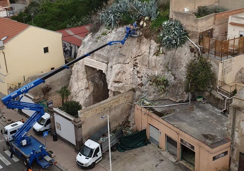 Cagliari, via alla pulizia dei siti archeologici: oggi la Grotta della Vipera, presto Villa Tigellio