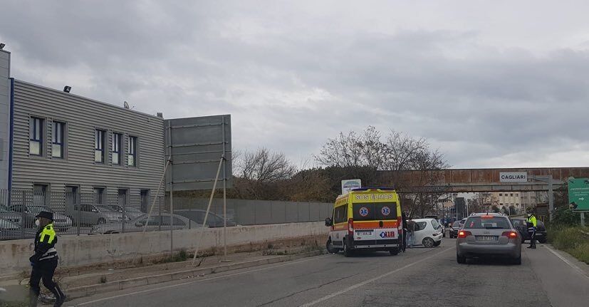 Cagliari, brutto incidente in viale Elmas: inversione di marcia e caos, arriva l’ambulanza
