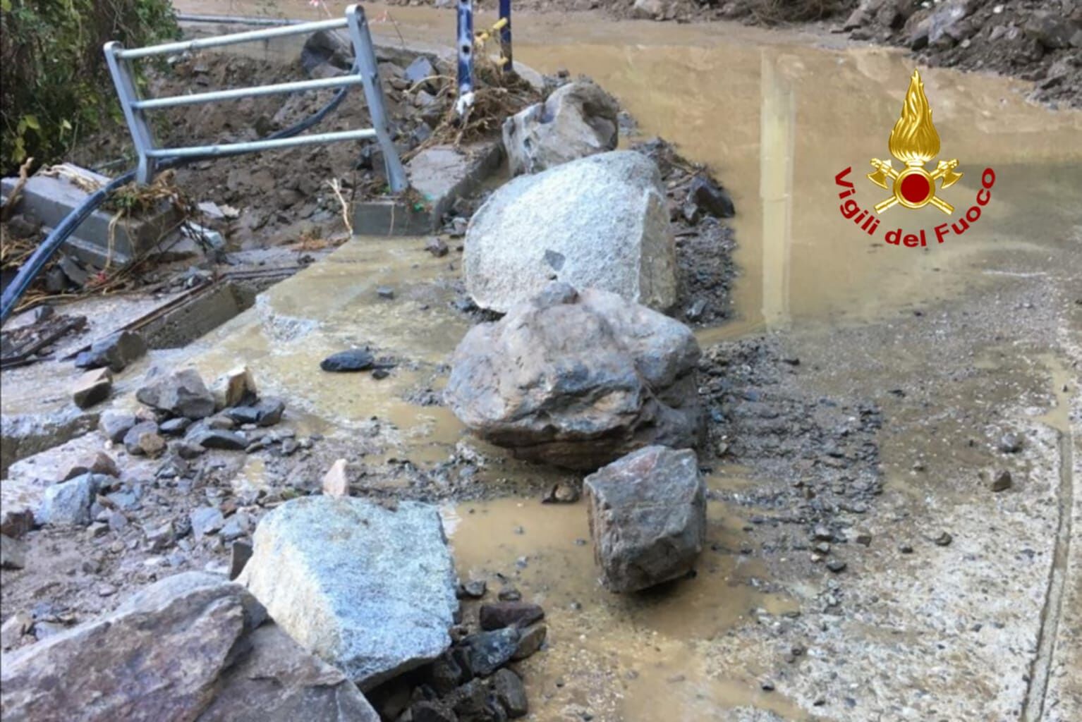 Bitti, lavoro non stop del Vigili del Fuoco: rimossi 2. 500 metri cubi di fango e massi