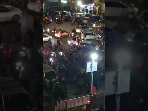 Maxi rissa durante il lockdown, clacson impazziti e calci e pugni in strada (VIDEO)