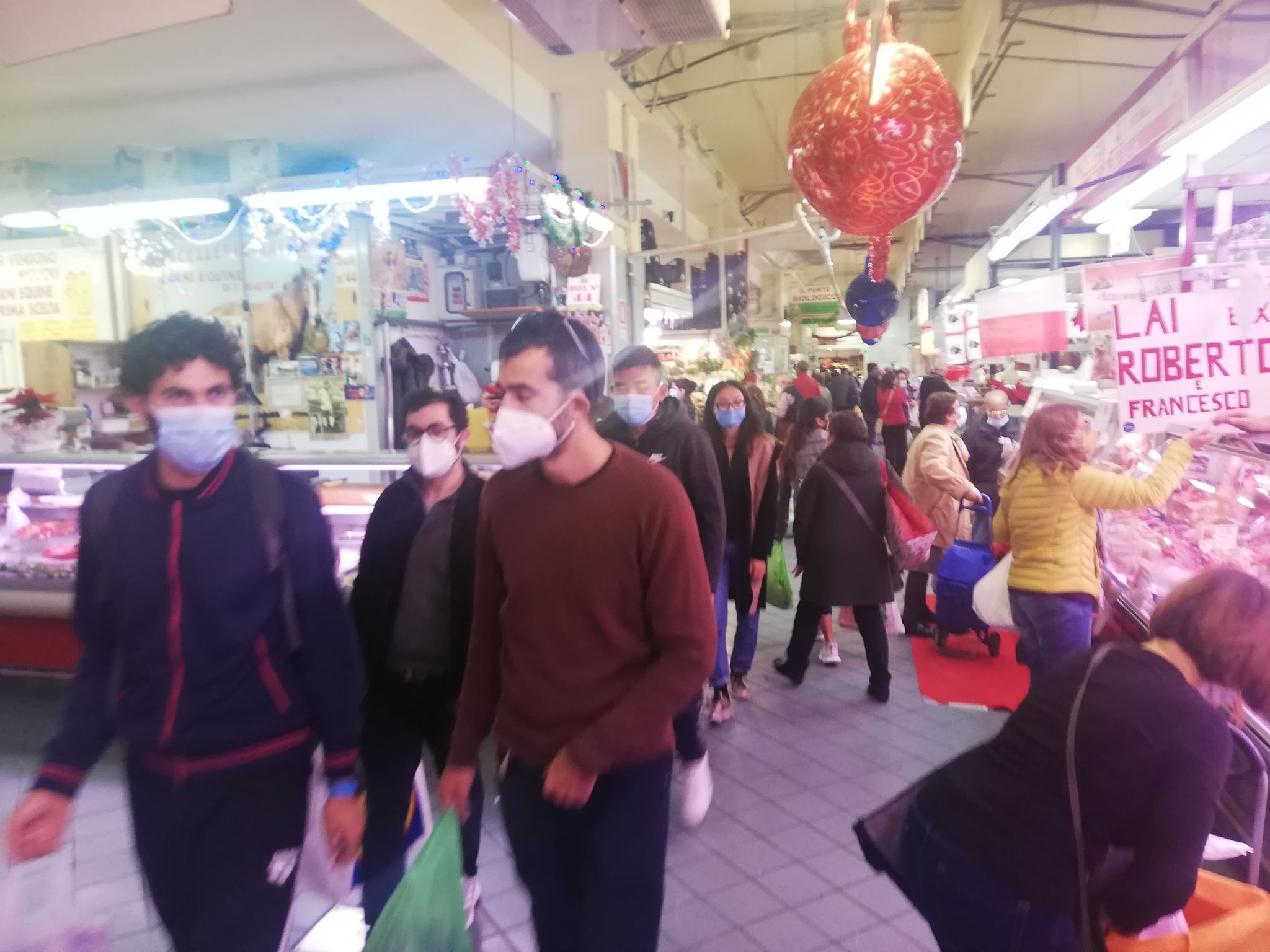 Cagliari, la zona rossa non ferma gli acquisti al mercato di San Benedetto: corsie piene alla Vigilia di Natale