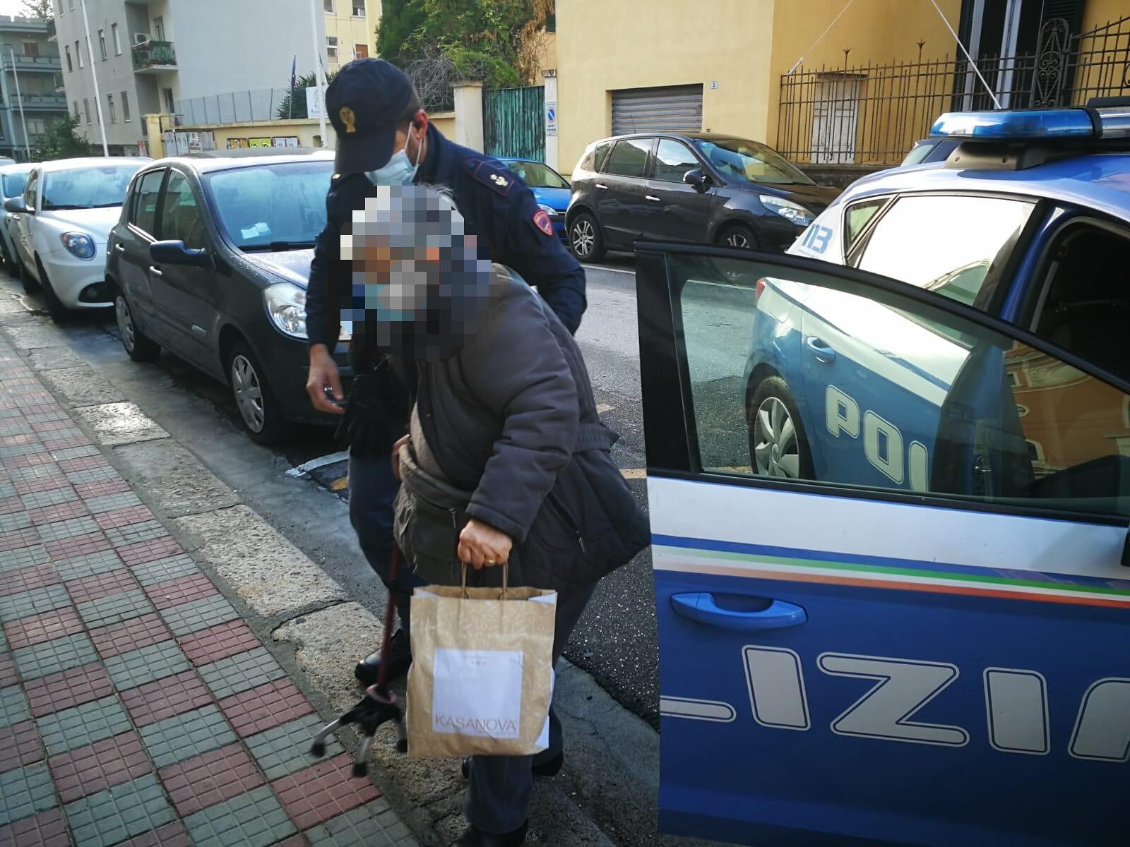 Cagliari, malore in strada per una nonnina: la polizia la soccorre e le offre un passaggio