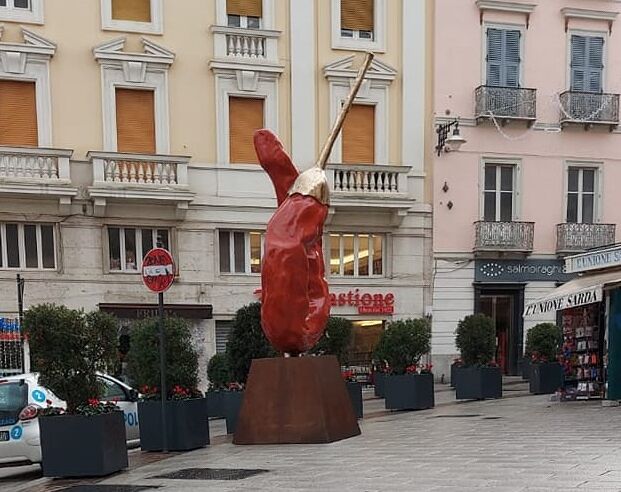 Cagliari, la scultura tra le vie dello shopping: polemica sul peperoncino gigante davanti al Bastione