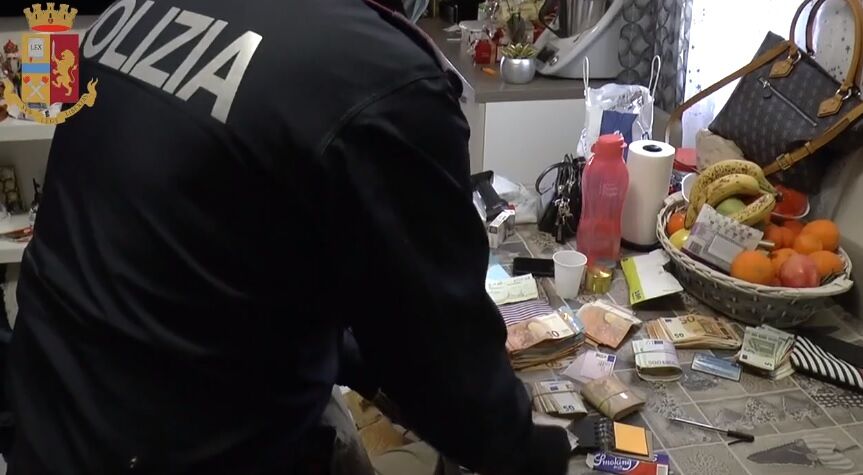 Cagliari, droga e armi nascoste nel furgone e in un campo sportivo: 44enne in manette a Sant’Elia