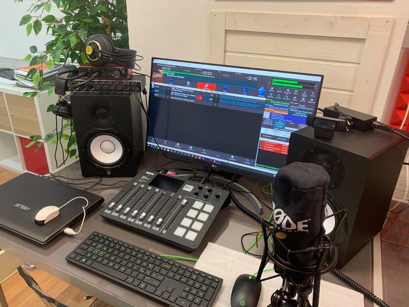 Radio Casteddu, debutto col botto: più di cento ospiti live e oltre 40mila ascoltatori in tre giorni