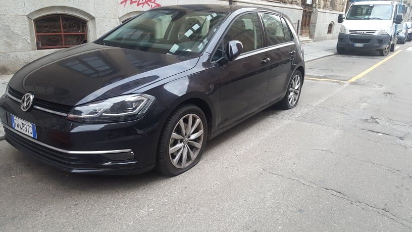 Cagliari, raid vandalico in via Crispi: squarciati i pneumatici delle auto in sosta