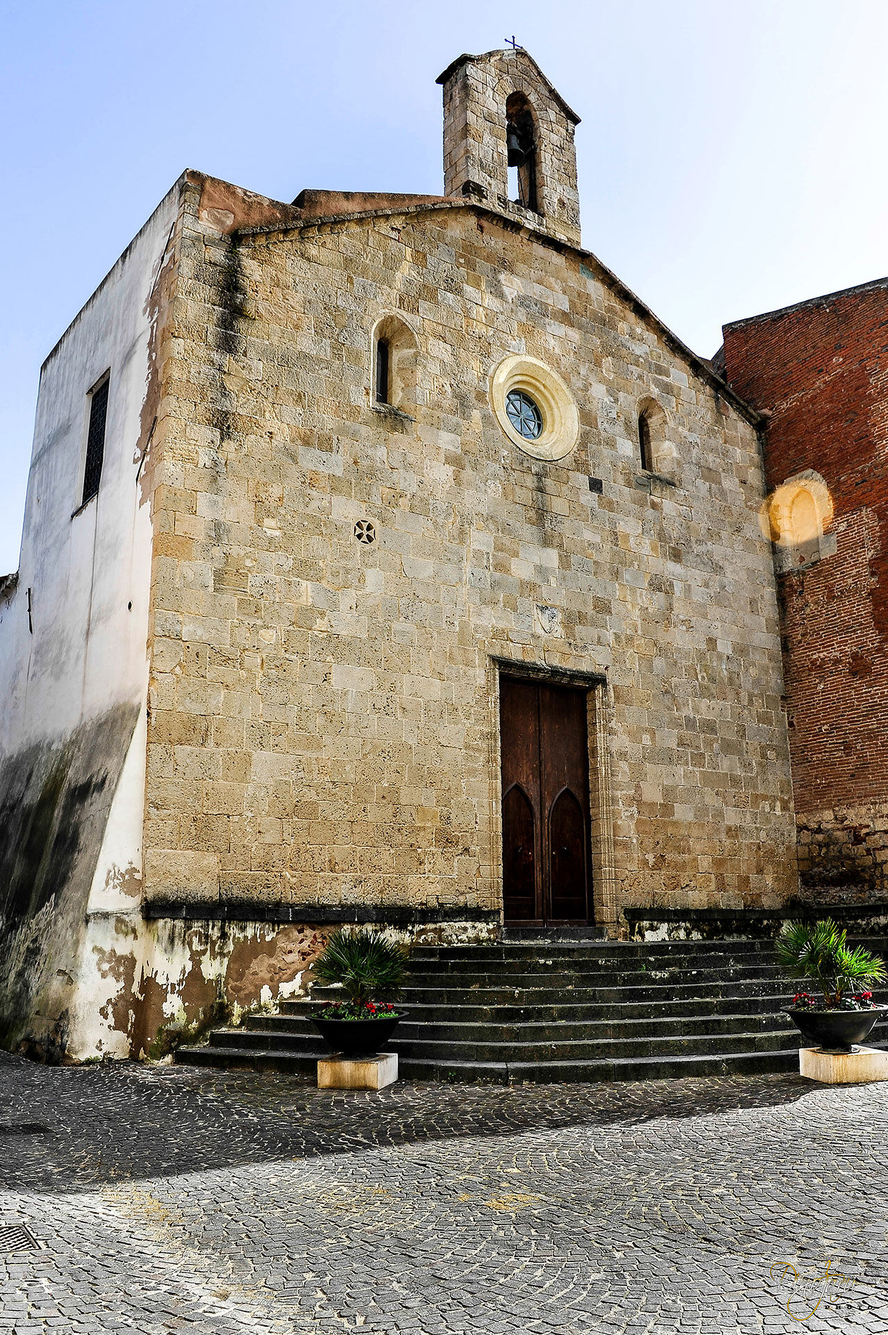 Oristano, danneggia il portone della chiesa di S.Chiara: denunciato un minorenne