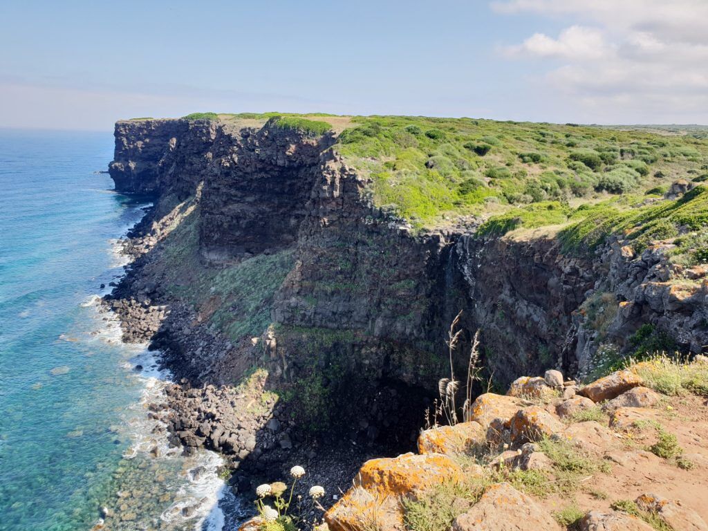 Dramma in Sardegna, escursionista precipita per 50 metri dalla scogliera e muore