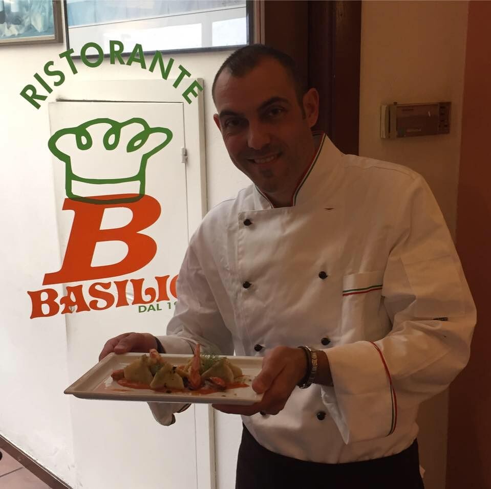 Simone di “Basilio”: “Ristorante chiuso alle 18 e niente lavoro a Natale? Da Conte decisioni sballate”