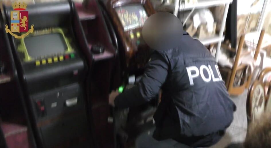 Cagliari, bar “fantasma” a Sant’Elia senza autorizzazione e con slot illegali accese: doppia multa salata