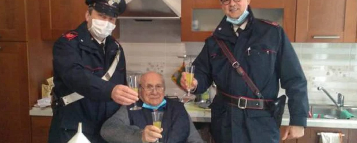 Anziano chiama i carabinieri: “Sono solo per Natale, venite a casa per un brindisi?”