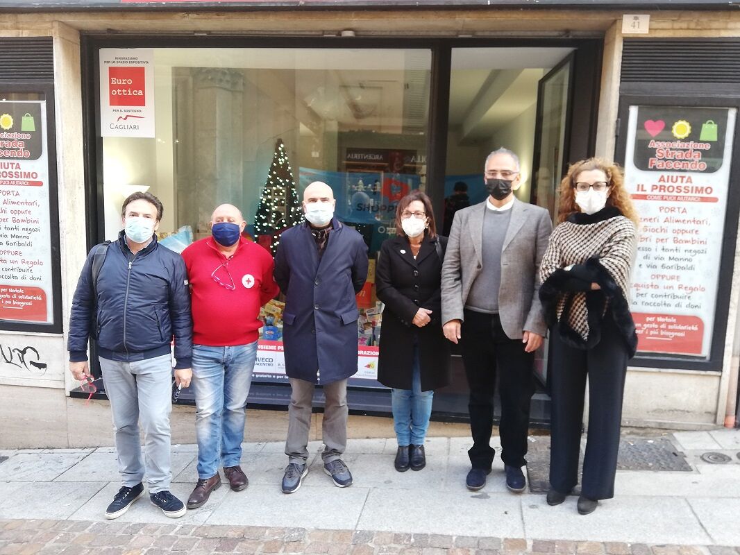 Cagliari, il cuore immenso dei negozianti nel Natale della crisi Covid: “Cibo e giocattoli per i bisognosi”