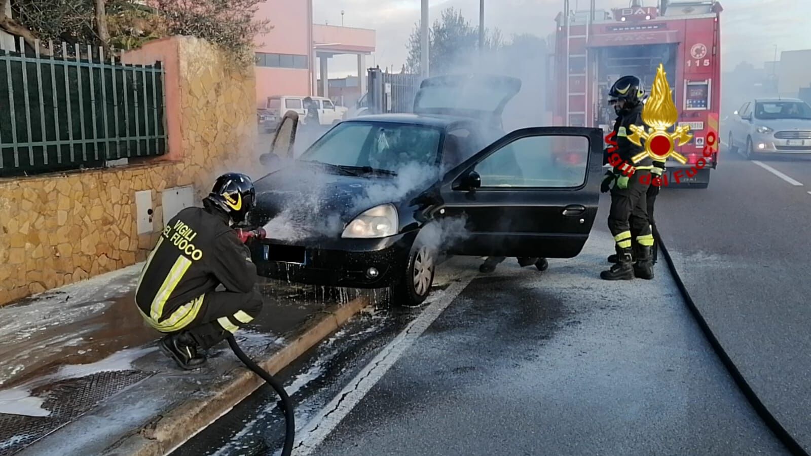 Auto in fiamme mentre corre sulla strada provinciale, paura a Selargius