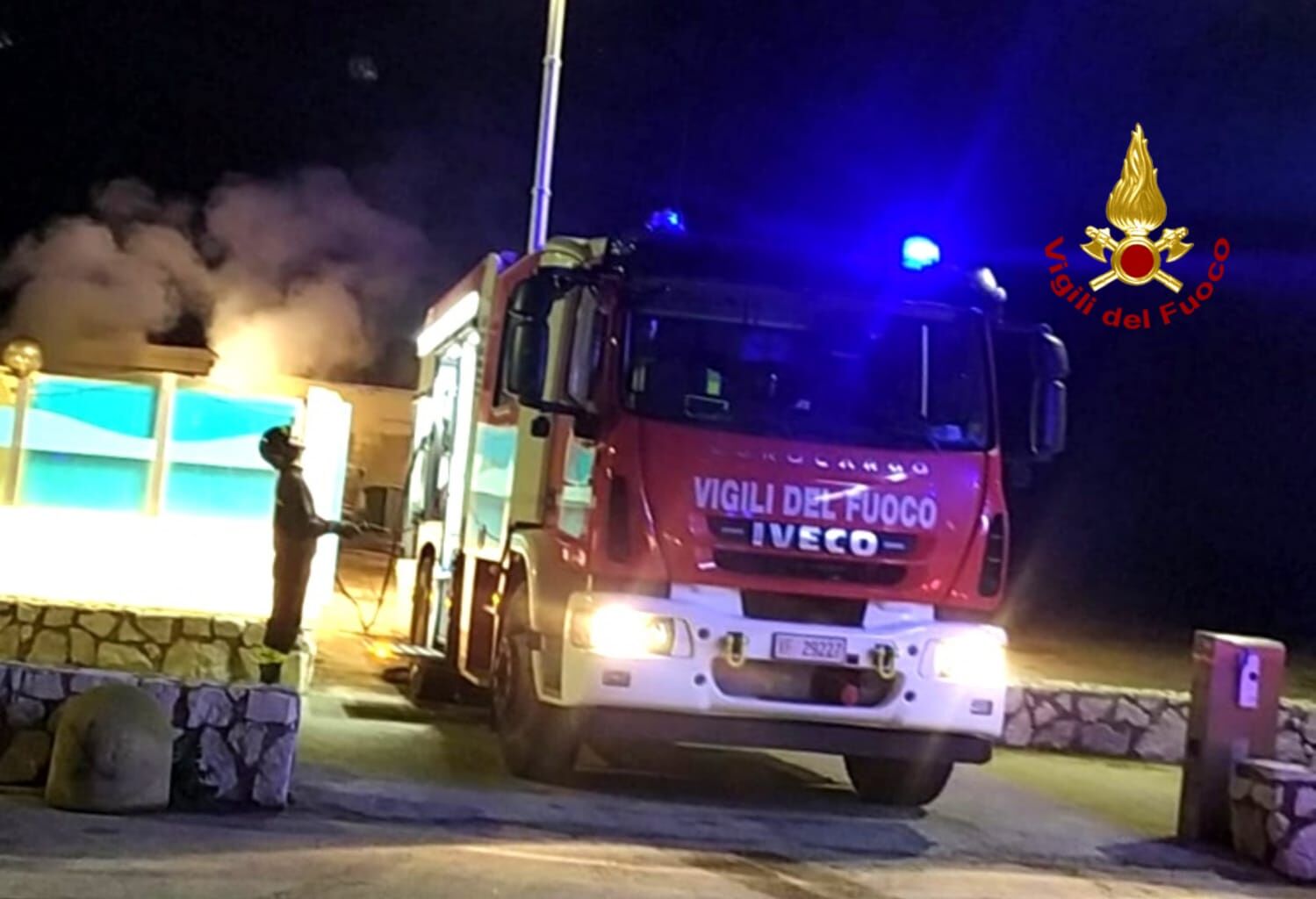 Paura al Poetto, fiamme alte alla Marinella: vasto incendio nel magazzino